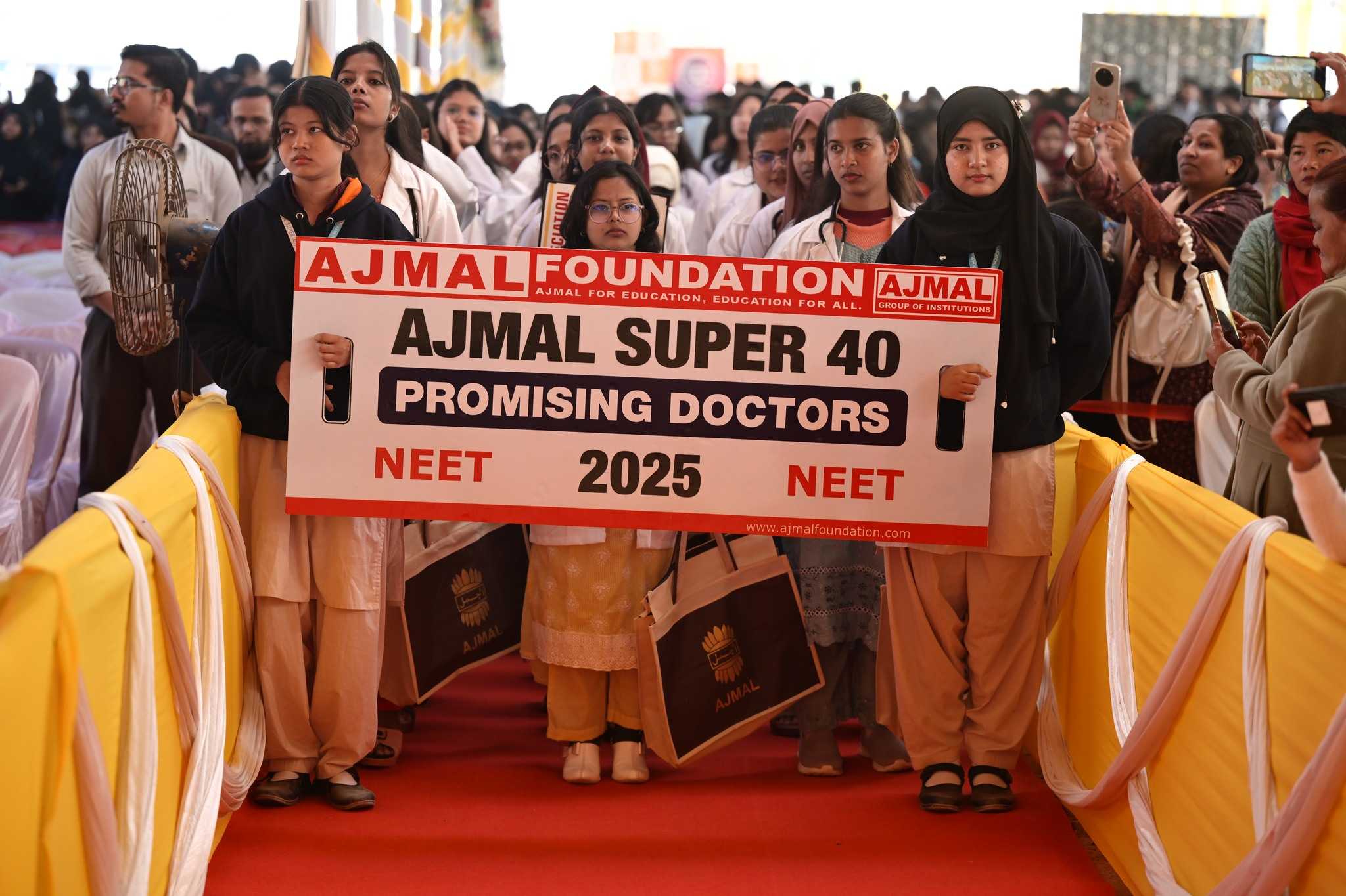 Read more about the article Ajmal Foundation Felicitates 550+ NEET, JEE Toppers